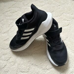 Adidas kids no lace sneaker size US 3